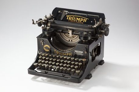 Historische Schreibmaschine der Firma Triumph