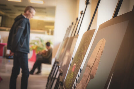 Einblicke in verschiedene Kulturen, Perspektiven und Geschichten ermöglicht die Ausstellung "Photo Exhibition Emirates Photography Society". Photography Society"