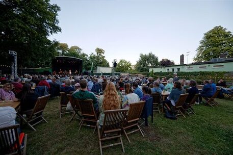 Der Polizeisportverein lädt mit Karaoke, Konzerten und Stand-up zur Freundschaftsbühne ein,