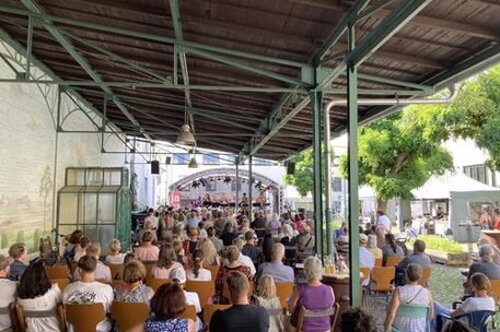 Tango, Krimi-Komödie und Improtheater unter freiem Himmel: Vom 2. bis zum 30. August zeigt DAS KULT sein Programm auf der sommerlichen Open-Air-Bühne auf dem Schimmelhof.