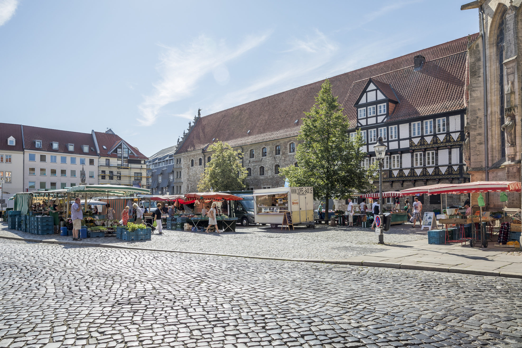 Blick vom Altstadtrathaus über den Wochenmarkt auf dem Altstadtmarkt (Wird bei Klick vergrößert)