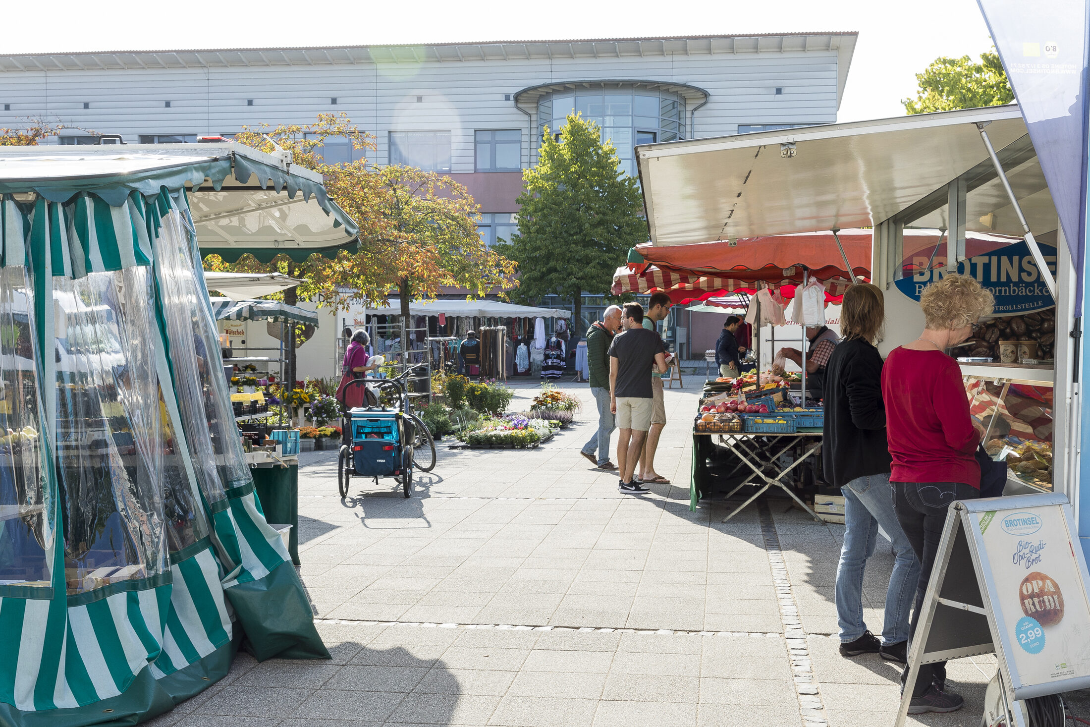 Blick auf das Geschehen auf dem Wochenmarkt (Wird bei Klick vergrößert)