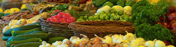 Verschiedene Gemüsesorten auf einem Wochenmarktstand (Wird bei Klick vergrößert)
