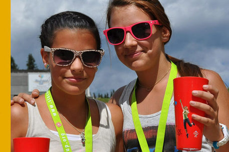 Zwei Mädchen mit Sonnenbrillen und Getränken