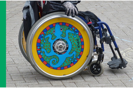 Bunt bemalte Räder eines Rollstuhls