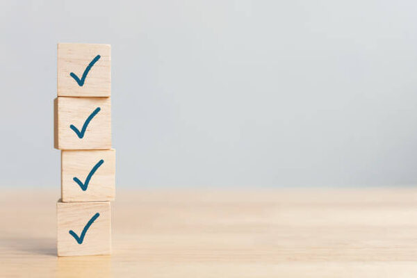 Checklist concept, Check mark on wooden blocks on table with copy space (Wird bei Klick vergrößert)