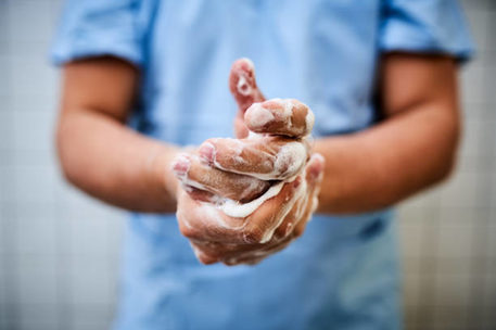 Ein Mann wäscht sich die Hände mit Seife