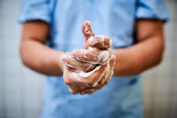 Male healthcare worker washing hands (Wird bei Klick vergrößert)