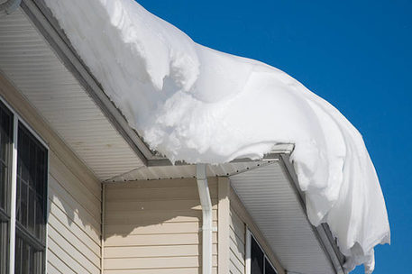Schnee fällt vom Dach