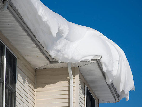 Snow drift on roof after two days of snowfalls (Wird bei Klick vergrößert)