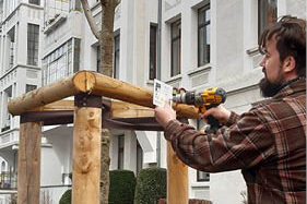 Spendenschild wird von Mitarbeiter des Fachbereichs Stadtgrün und Sport an neuem Spendenbaum in der Wachholtzstraße angebracht