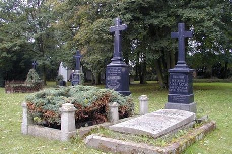 Alte Grabstätten auf dem Friedhof Hondelage