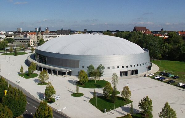 VW Halle mit der Stadtmitte im Hintergrund (Wird bei Klick vergrößert)