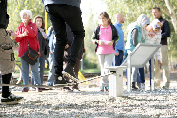 Mehrgenerationenpark Westbahnhof - Slackline (Wird bei Klick vergrößert)