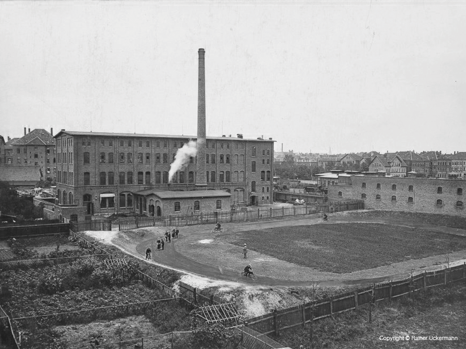Fabrikgebäude Braunschweiger Fahrradwerke von Nord-Westen mit Übungsbahn im Vordergrund vor 1906