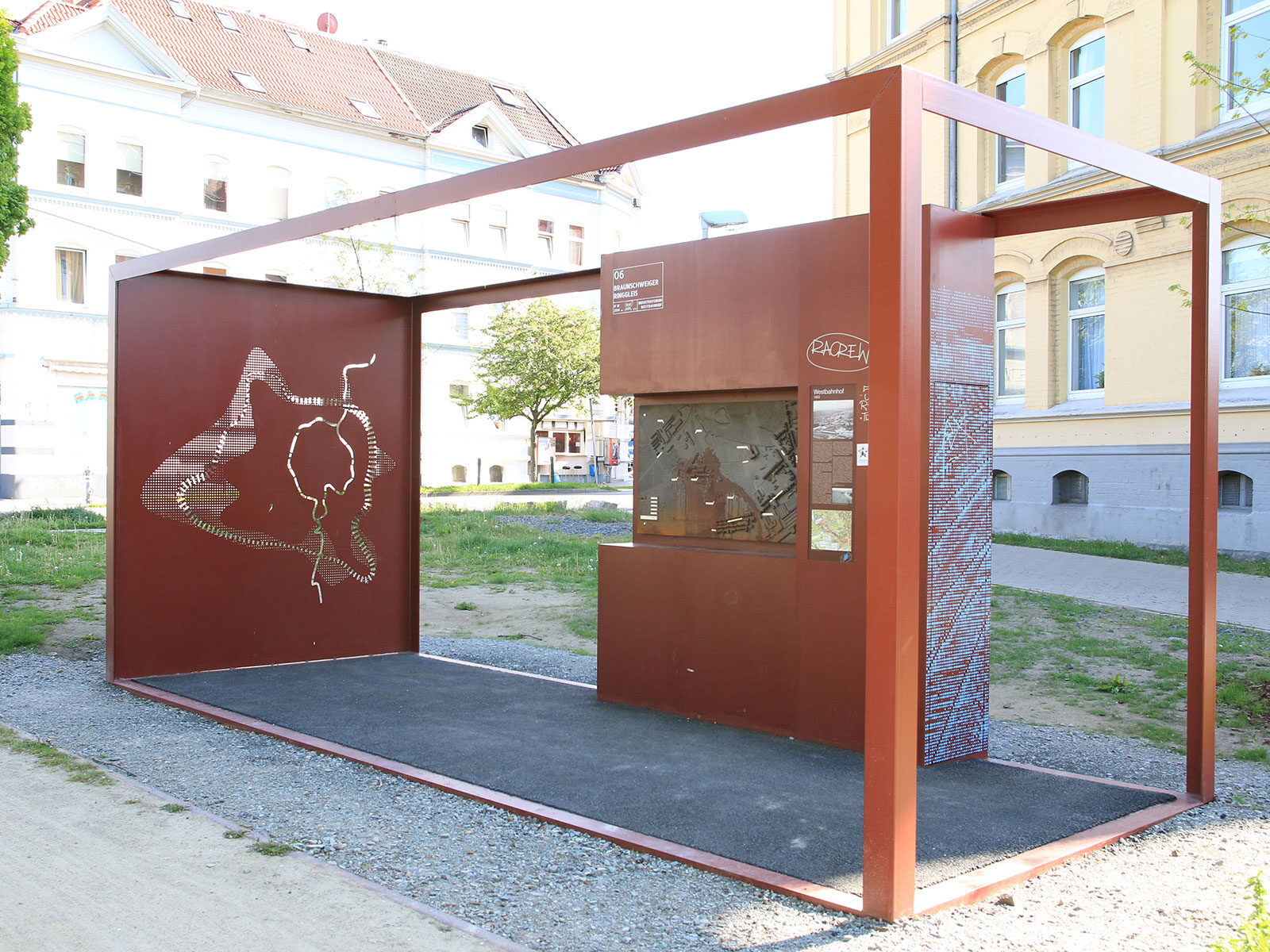 Blick auf die Ausstellungsmöbel mit den Themen „Die BLE“, Das Braunschweiger Ringgleis“ und der „Braunschweiger Staatseisenbahn“