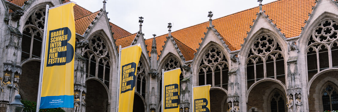 Fahnen vom Filmfest vor dem Altstadtrathaus