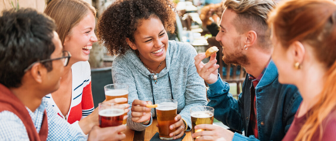 Abendmarkt Gruppe mit Bier Headerbild