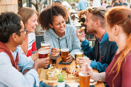 Abendmarkt Gruppe mit Bier Teaserbild