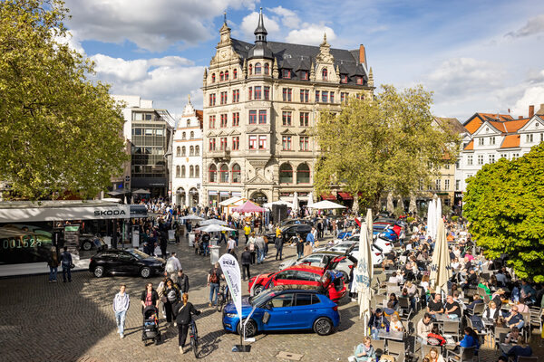Autohäuser zeigen Neuheiten aus Elektromobil- und Automobilbranche wie hier auf dem Kohlmarkt. (Wird bei Klick vergrößert)