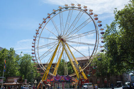 Ein Riesenrad auf dem Platz der Deutschen Einheit