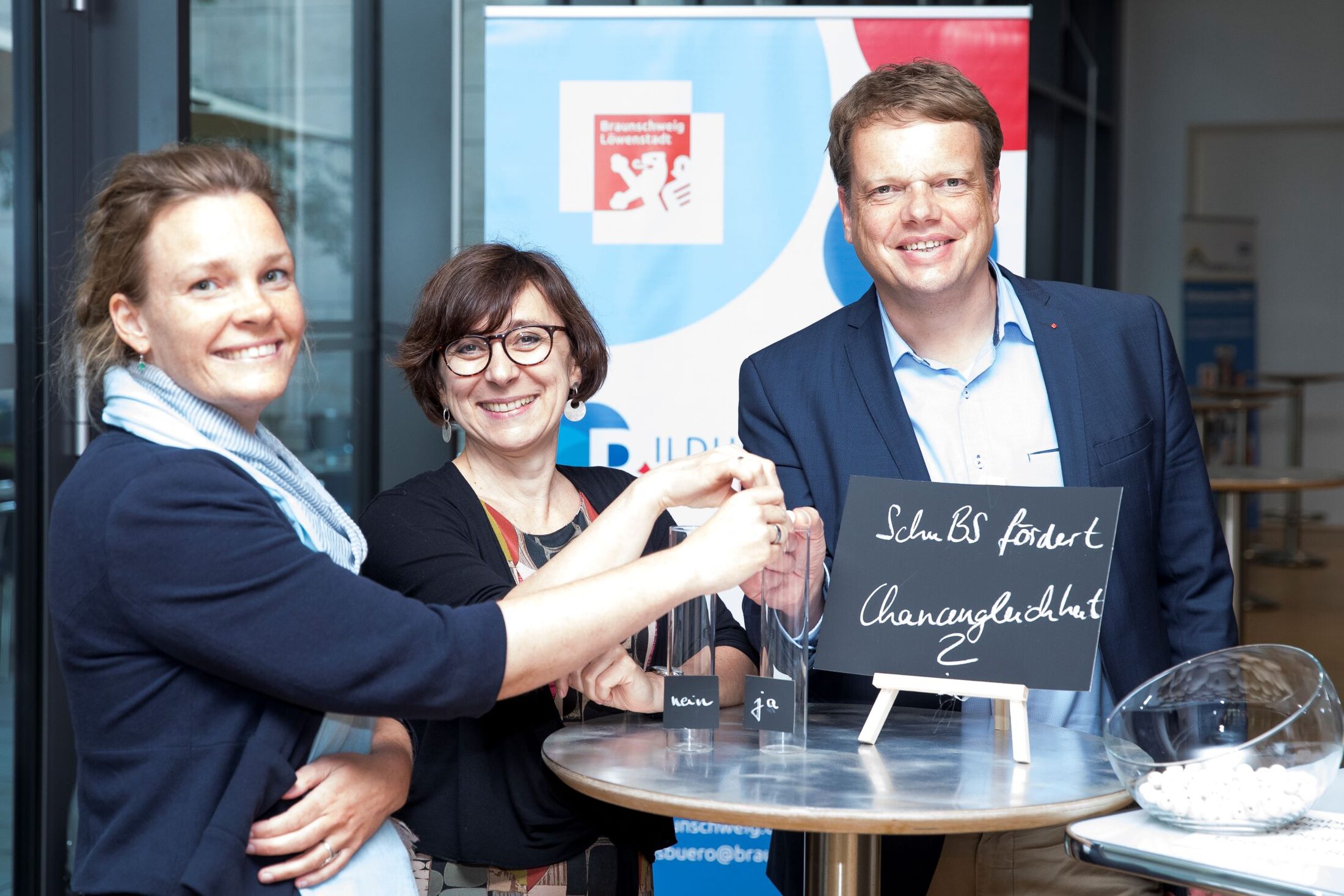 3 Personen in Diskussion darüber, ob SchuBS Chancengleichheit fördert (Wird bei Klick vergrößert)