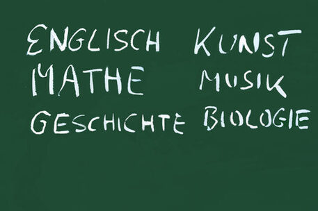 Tafel mit verschiedenen Unterrichtsfächern