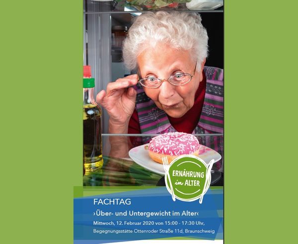 Ältere Frau freut sich über einen Muffin (Wird bei Klick vergrößert)