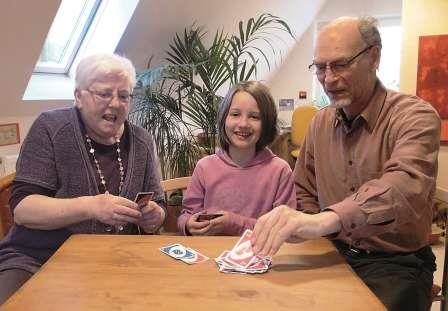 Älteres Paar spiel Karten mit Mädchen (Wird bei Klick vergrößert)