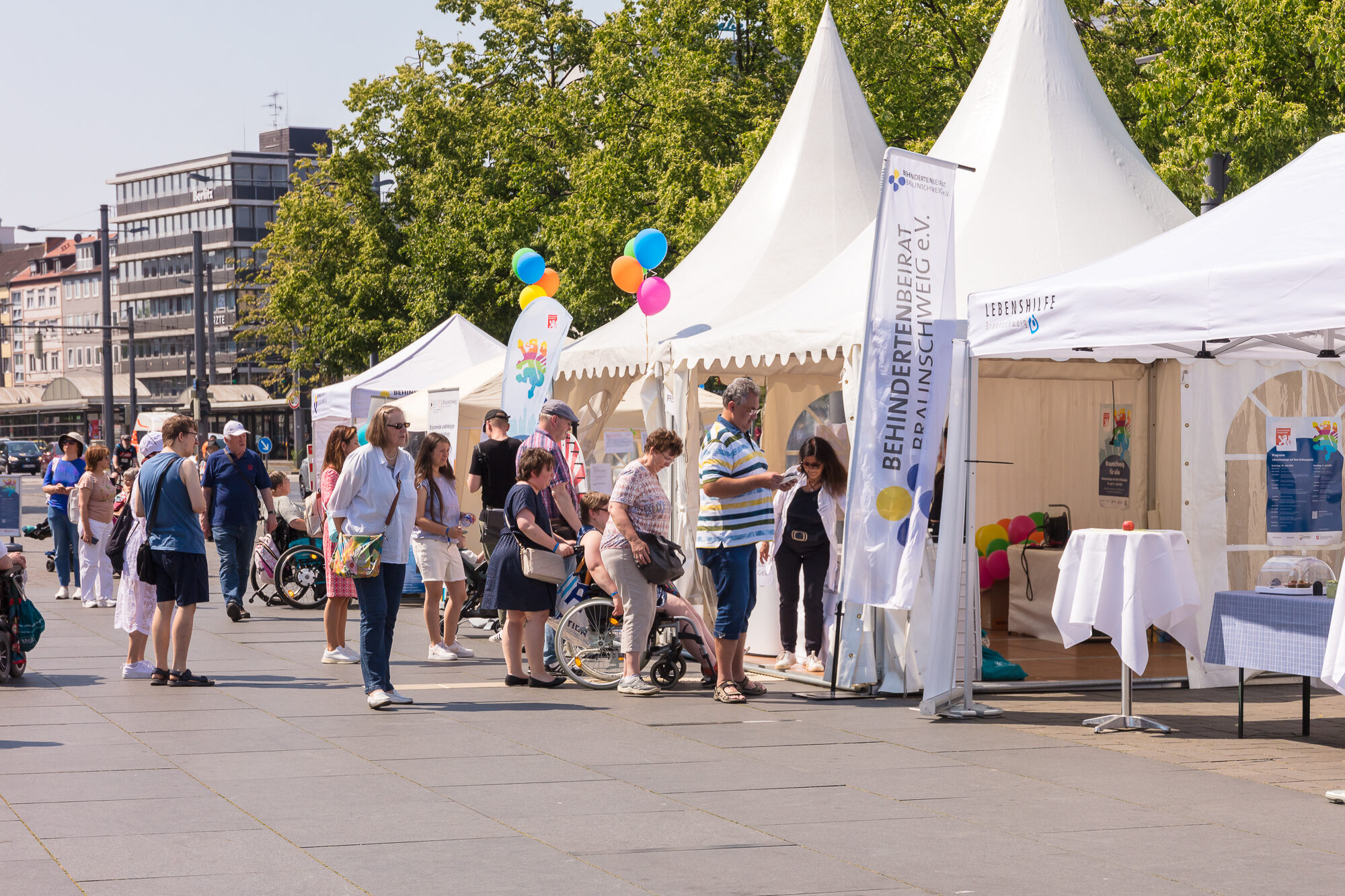 Impressionen Inklusionstage - Besucher der Veranstaltung vor den Informationsständen (Wird bei Klick vergrößert)