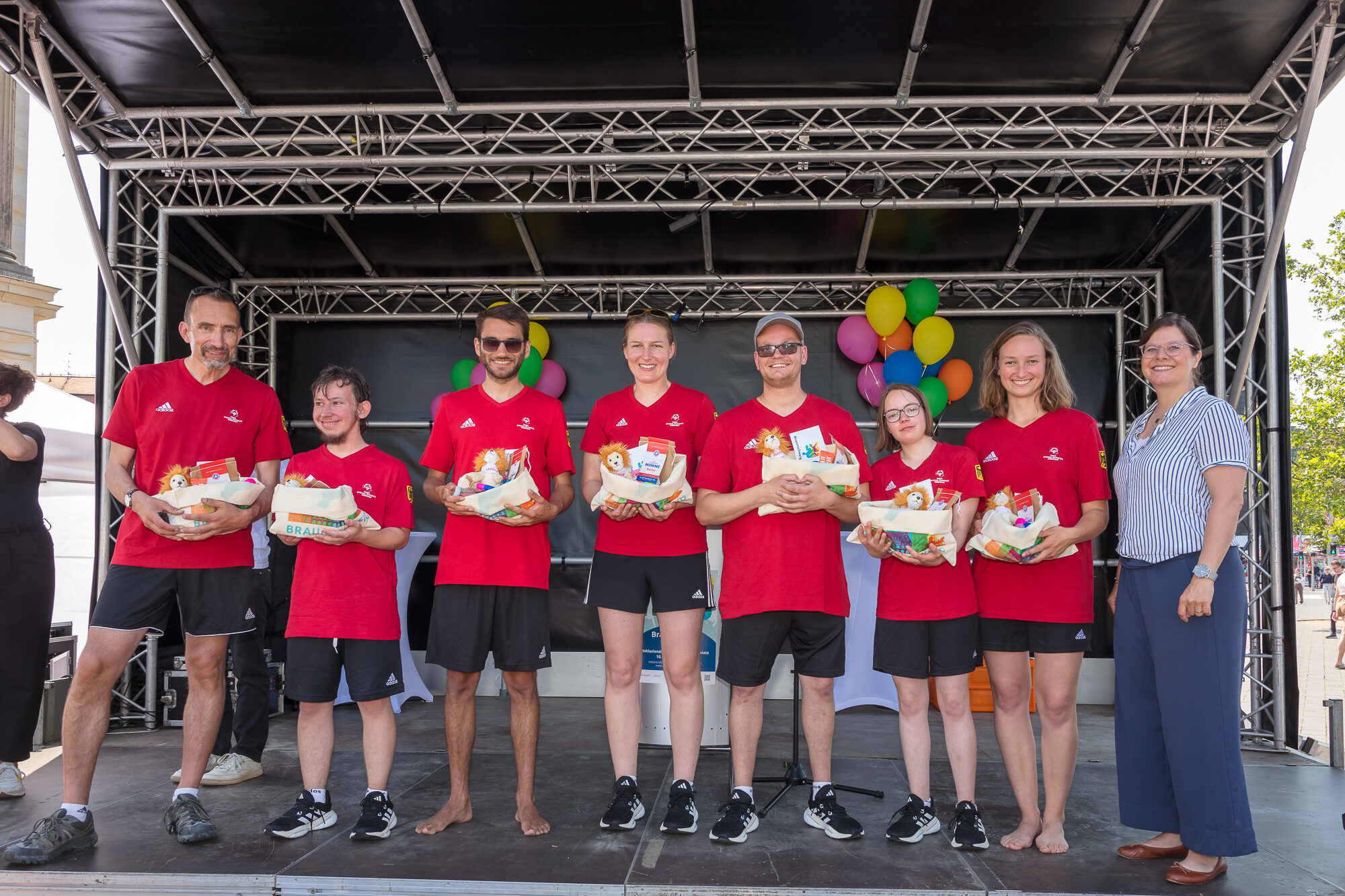 Impressionen Inklusionstage - Volleyballmannschaft Lebenshilfe und Sozialdezernentin (Wird bei Klick vergrößert)