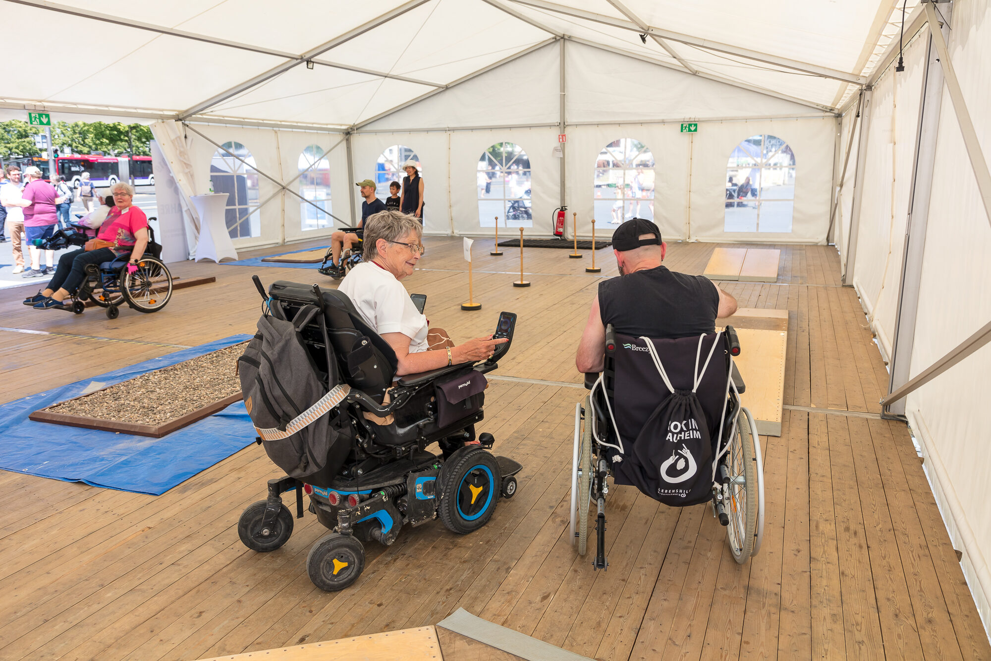 Impressionen Inklusionstage - mehrere Rollstuhlfahrer:innen probieren den Sensibilisierungsparcours aus (Wird bei Klick vergrößert)