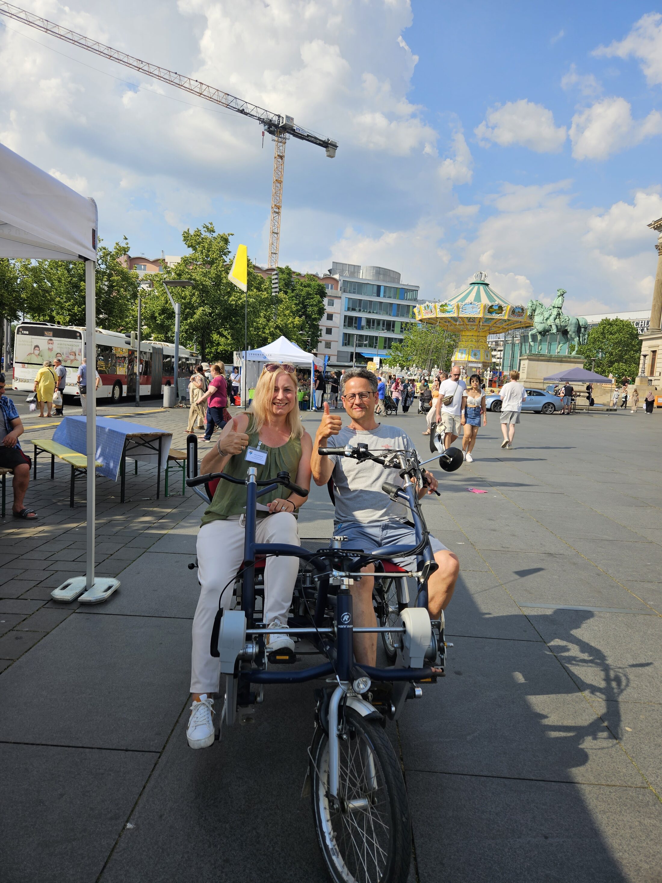 Impressionen Inklusionstage - zwei Menschen auf einem Parallel-Tandem (Wird bei Klick vergrößert)