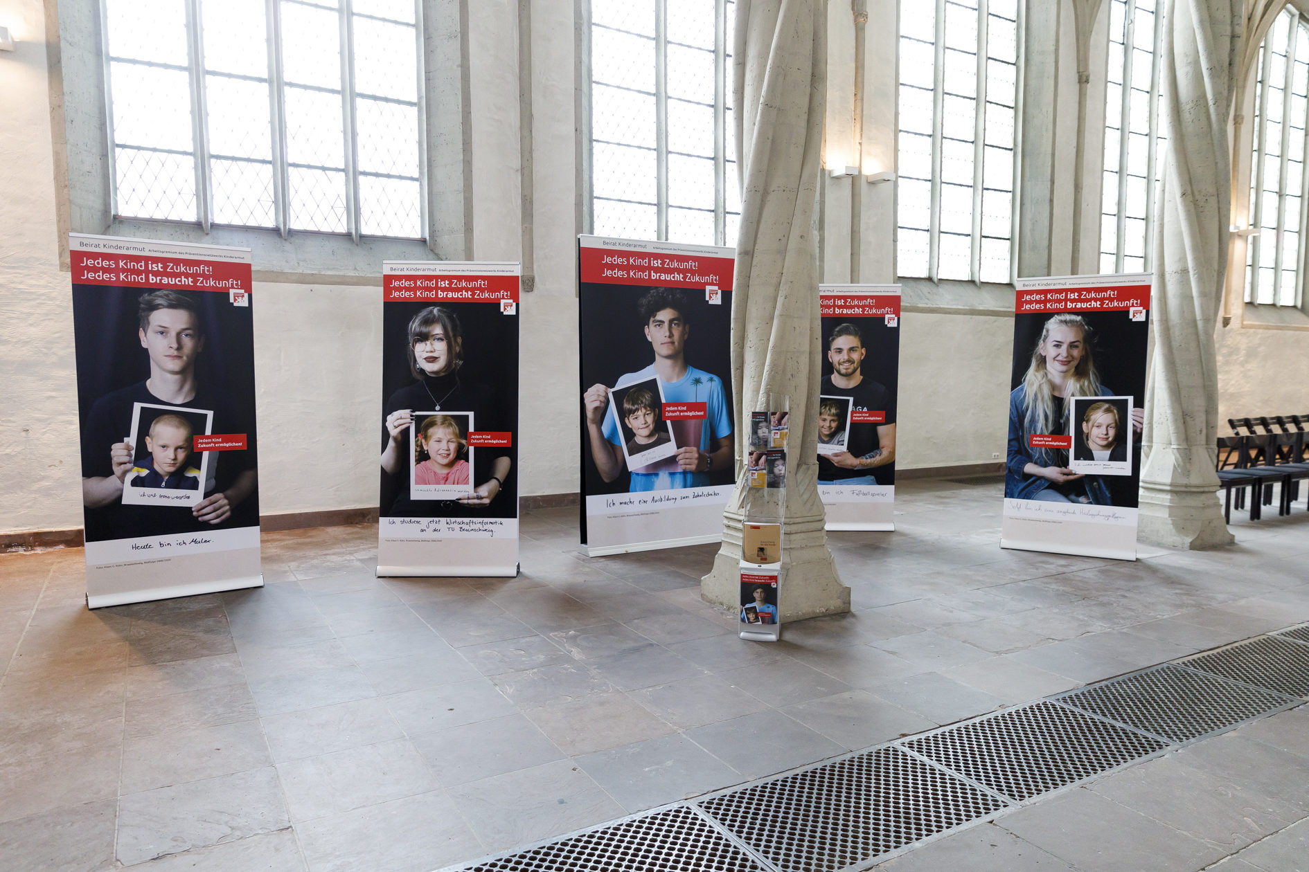 im Dom, 5 Rollups, die die Porträts der Jugendlichen mit ihren Kinderbildern zeigen (Wird bei Klick vergrößert)