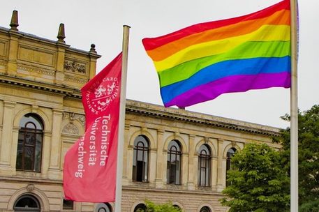 Die TU Braunschweig ist zu sehen und eine wehende Regenbogenflagge