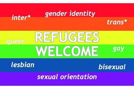 Schriftzug: Refugees Welcome auf einer Regenbogenflagge