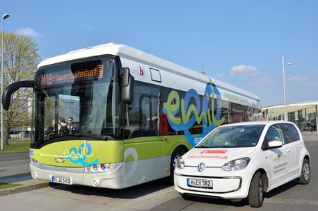 Zwei Projekte des Schaufensters Elektromobilität: emil neben dem E-Up aus der kommunalen Flotte.