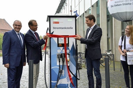Olaf Lies, niedersächsischer Minister für Wirtschaft, Arbeit und Verkehr, eröffnete gemeinsam mit Oberbürgermeister Ulrich Markurth und Kai Uwe Krauel, Vorstandsvorsitzender BS|ENERGY, die Schnellladesäule am Schlossgarten.