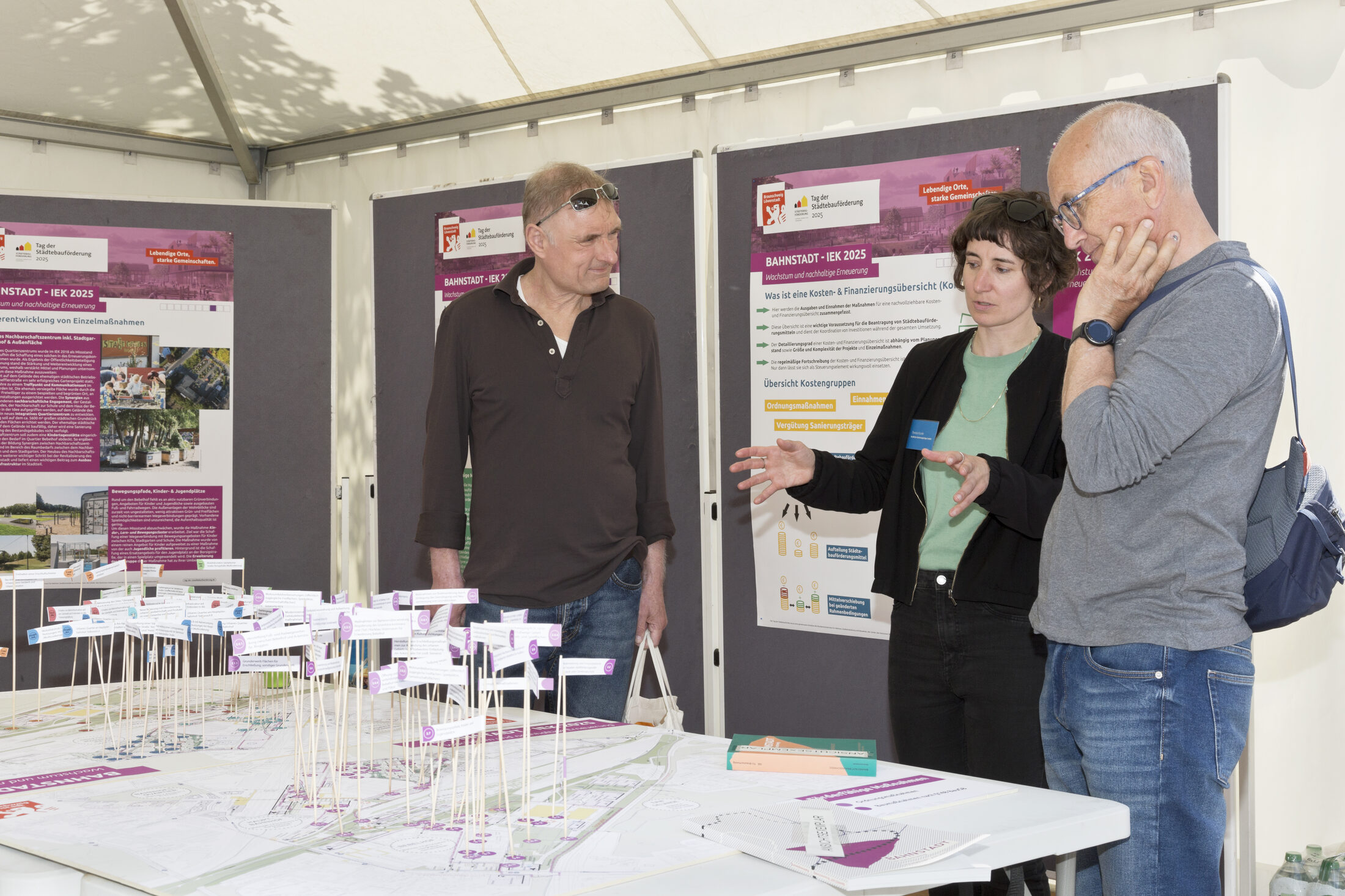 Tag der Städtebauförderung: Gespräch im Pavillon zum Projekt Bahnstadt (Wird bei Klick vergrößert)