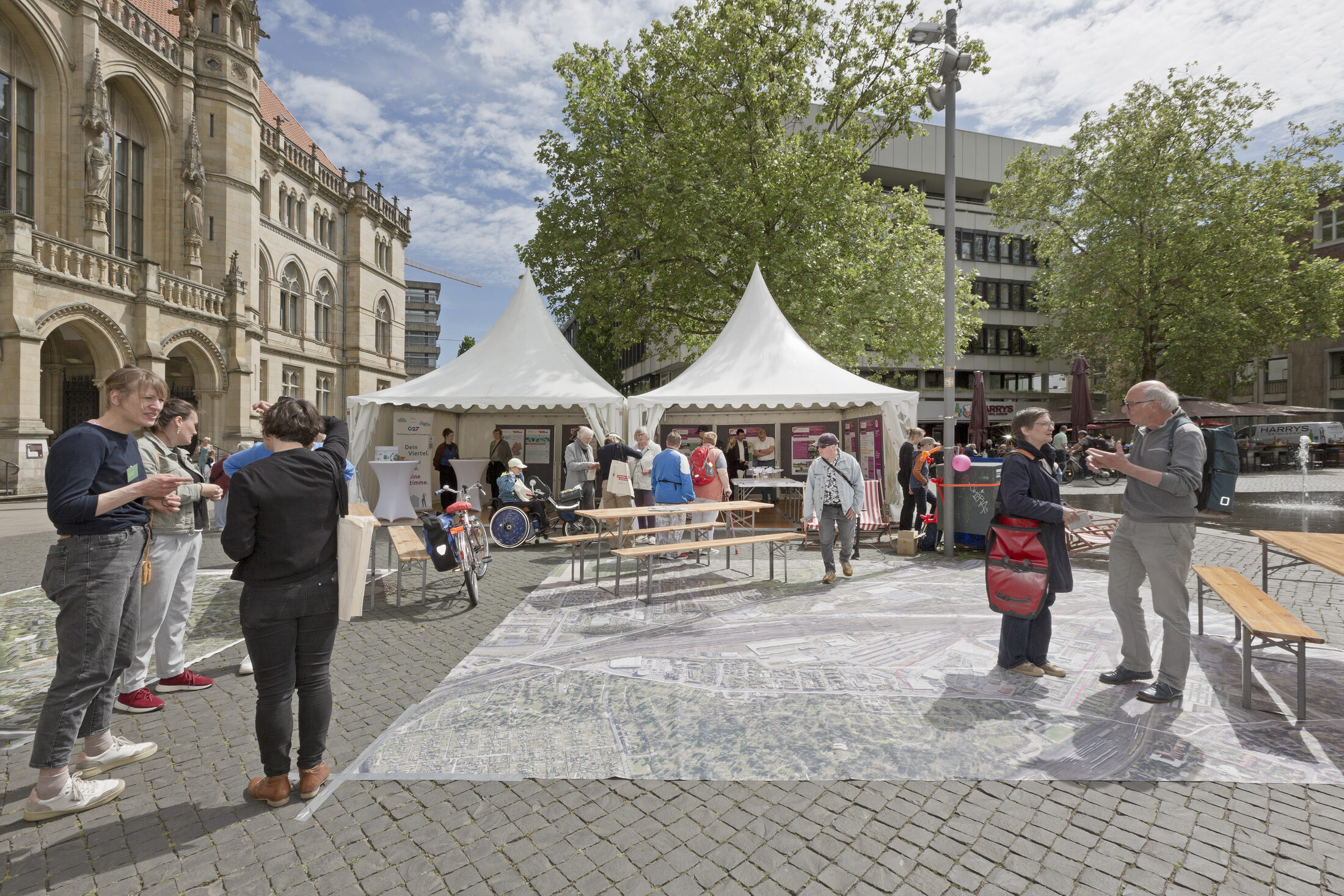 Tag der Städtebauförderung: Pavillons mit großem Bahnstadt-Teppich (Wird bei Klick vergrößert)