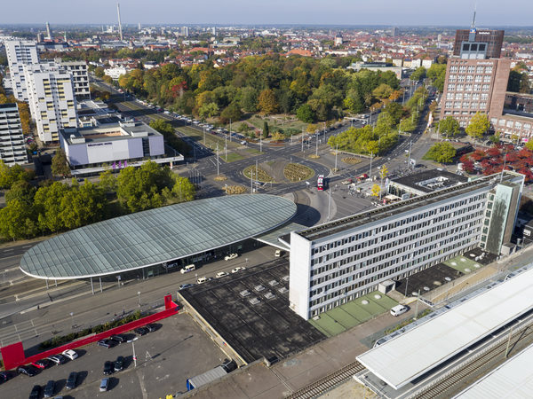 Foto aus Drohnenüberflug des Hauptbahnhof-Vorplatzes (Wird bei Klick vergrößert)