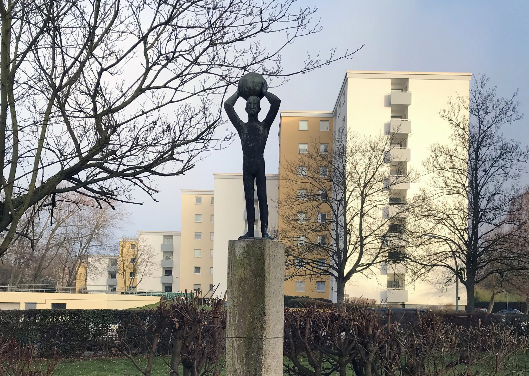 Der Ballwerfer. Moselstraße 1-5 (Wird bei Klick vergrößert)