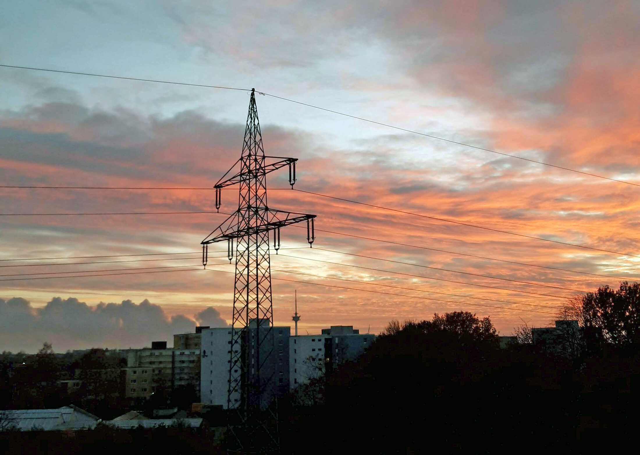 Sonnenuntergang im Hochspannungspark (Wird bei Klick vergrößert)