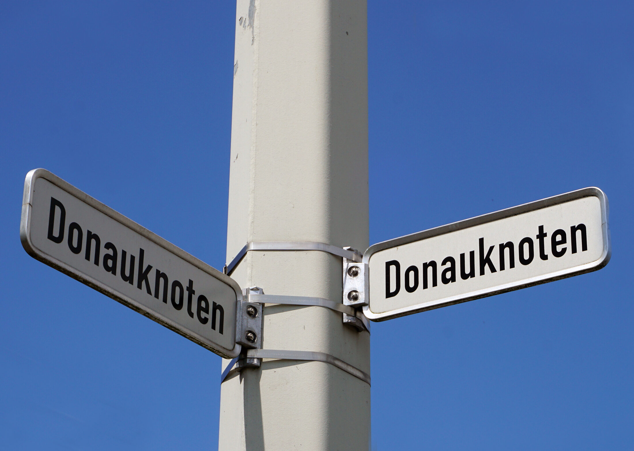 Blauer Himmel über dem Donauknoten (Wird bei Klick vergrößert)