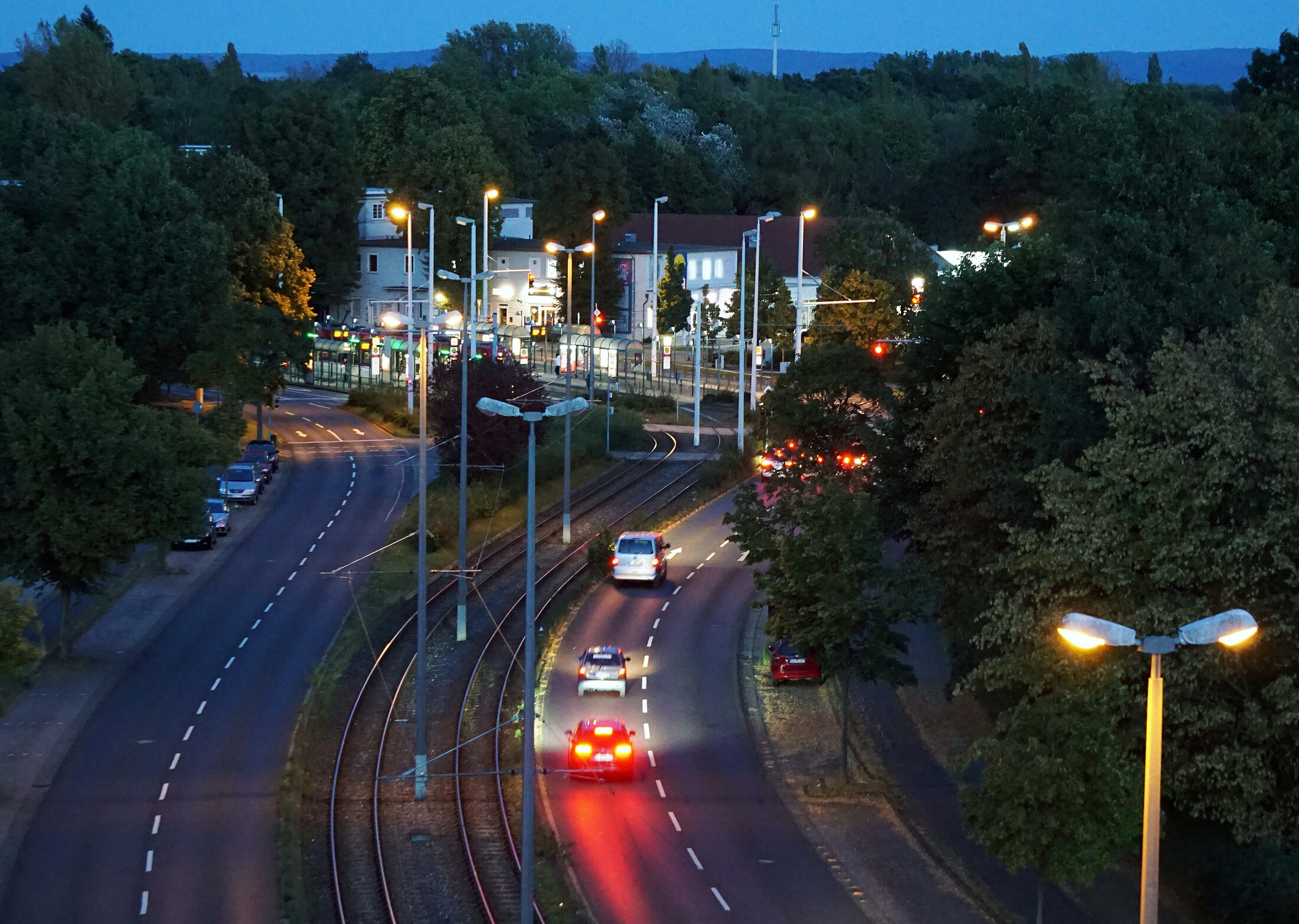 Abendlicher Blick auf den Donauknoten (Wird bei Klick vergrößert)