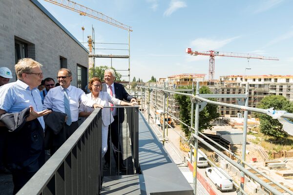 Rundgang mit dem Oberbürgermeister kurz vor der Bezugsfertigkeit der ersten Wohnungen. (Wird bei Klick vergrößert)