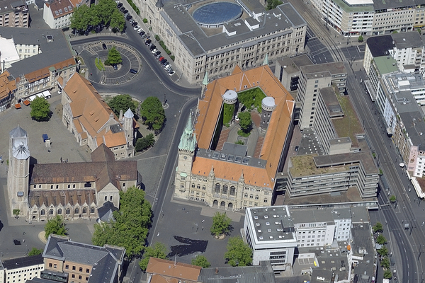 Rathaus, Bildflugdatum: Juni 2015 (Wird bei Klick vergrößert)