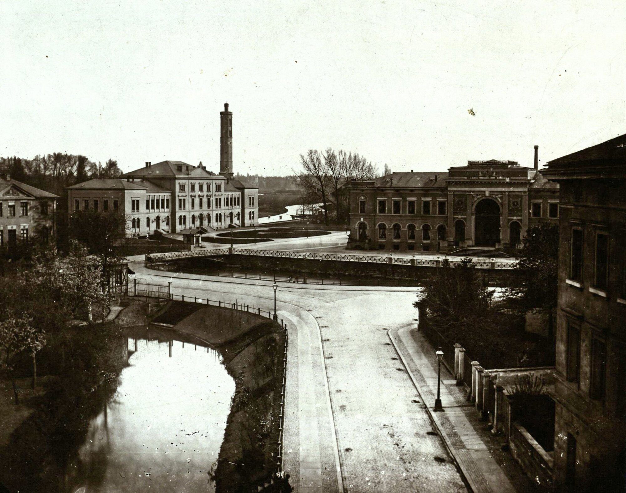 Bahnhofsbrücke, Friedrich-Wilhelm-Platz mit Altem Hauptbahnhof, um 1875 (Wird bei Klick vergrößert)