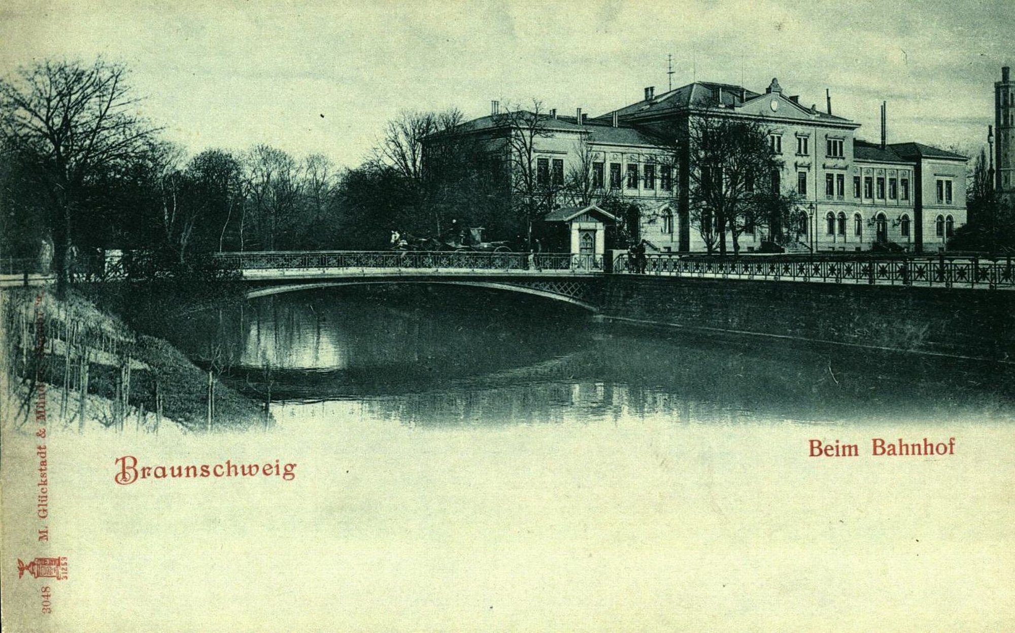Bahnhofsbrücke, östliche Brücke mit Bahndirektionsgebäude, um 1900 (Wird bei Klick vergrößert)