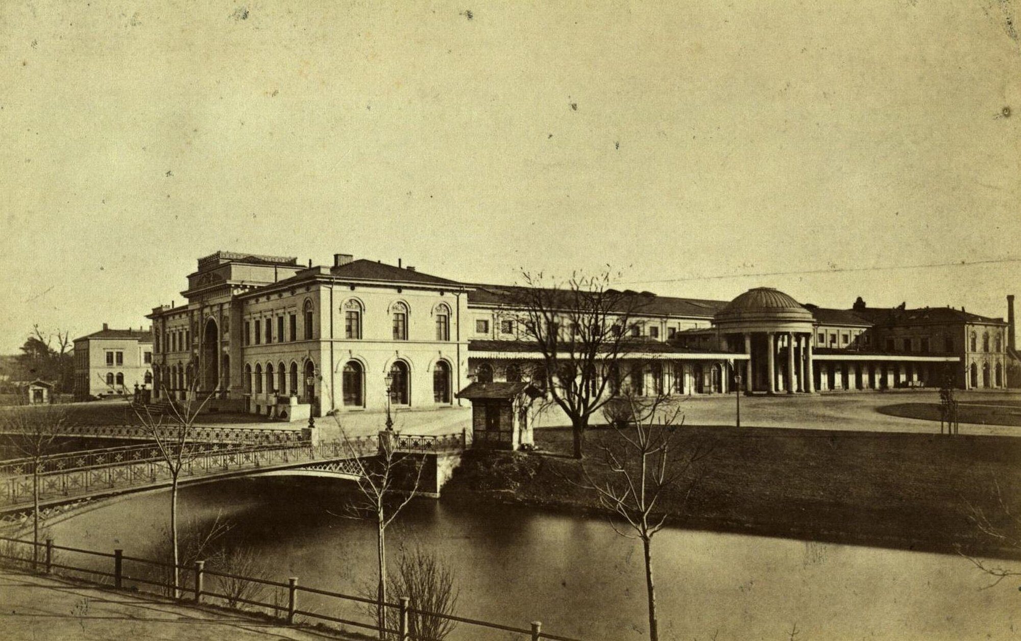 Bahnhofsbrücke, Alter Hauptbahnhof, Nordwestansicht mit westlicher Brücke, um 1900 (Wird bei Klick vergrößert)